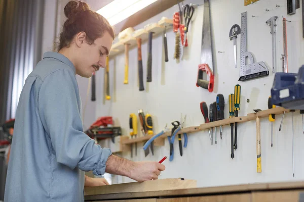 Travailleur travaillant en atelier — Photo