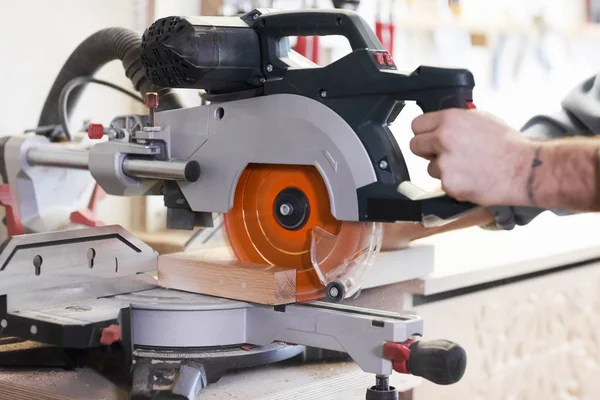 Werknemer werkend met elektrische zaag — Stockfoto