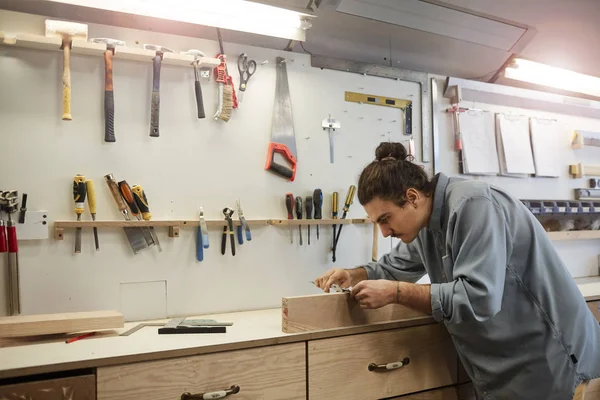 Réparateur travaillant avec du bois — Photo