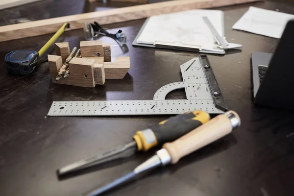 Sul posto di lavoro in officina — Foto Stock