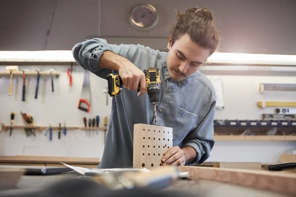 Hombre haciendo detalles de madera — Foto de Stock