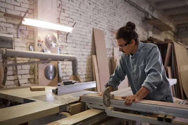 Carpintero haciendo muebles en taller — Foto de Stock