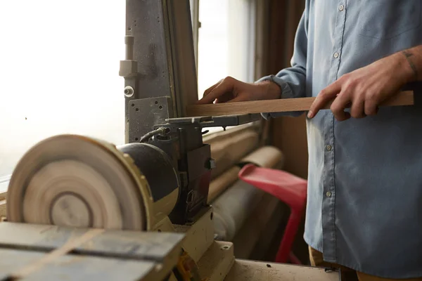 Trabajador moliendo la madera — Foto de Stock