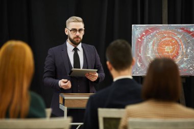 Seyirciyi seslendiren konuşmacı