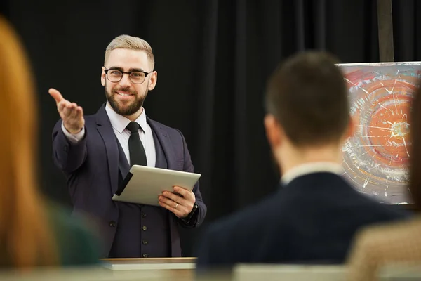 Businessman holding the presentation — Stock Photo, Image