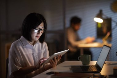 Tablet bilgisayarında çalışan iş kadını