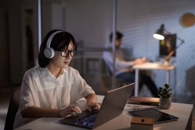 Tasarımcı akşama kadar çalışıyor.