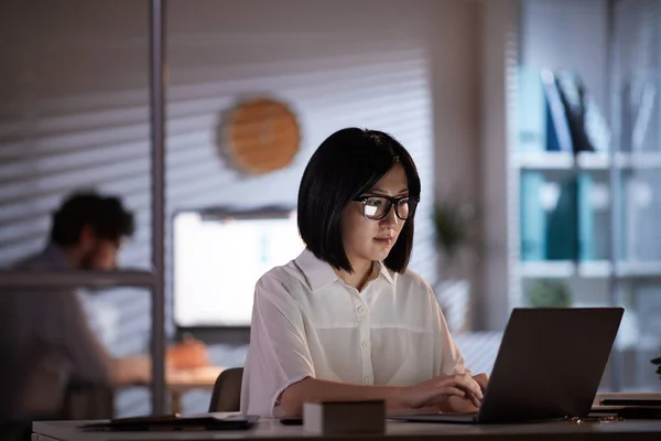Asiatisk kvinna som arbetar på bärbar dator — Stockfoto