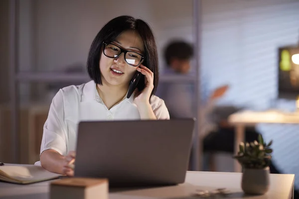 Femme d'affaires travaillant au bureau — Photo