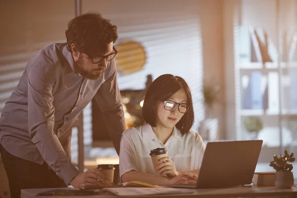 Zakelijke partners die op kantoor werken — Stockfoto