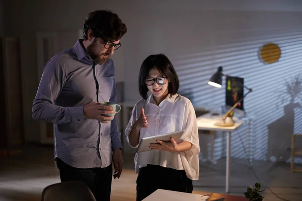 Gente de negocios discutiendo trabajo en línea — Foto de Stock