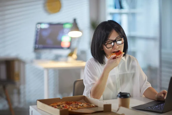 Kvinna äter lunch på kontoret — Stockfoto