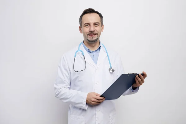 Arzt mit Gesundheitskarte — Stockfoto