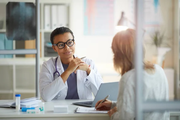 Arts met patiënt in kliniek — Stockfoto