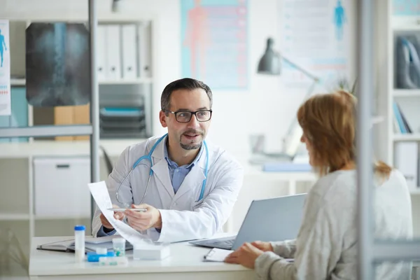 Dokter die zijn patiënt raadpleegt — Stockfoto