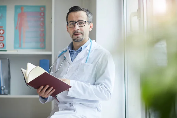 Doctor checking his deals — Stock Photo, Image