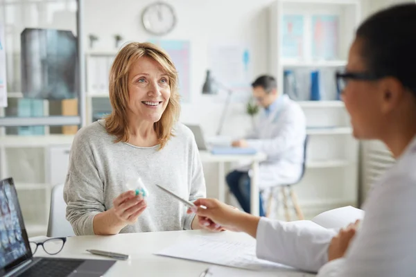 Patiënt in het kantoor van de dokter — Stockfoto