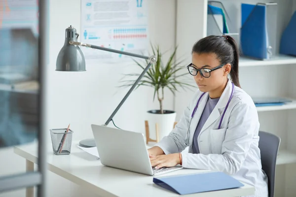 Médico femenino usando portátil en el trabajo —  Fotos de Stock