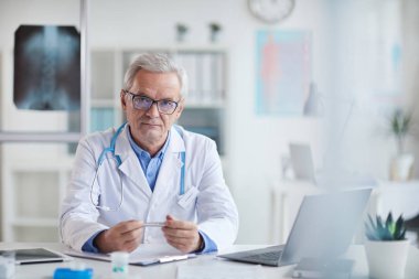 İş yerinde ciddi bir kıdemli doktor.