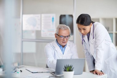 Doktor hemşiresiyle işi tartışıyor.