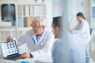 Doktor röntgen görüntüleriyle çalışıyor.