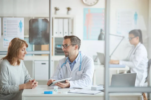 Dokter in gesprek met de patiënt op kantoor — Stockfoto