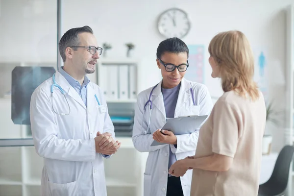 Doctors talking to the patient — Stock Photo, Image