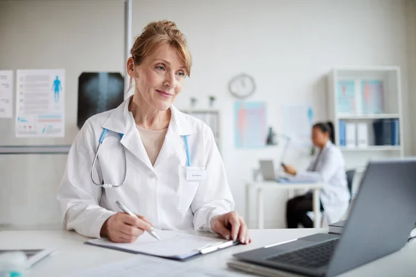 Vrouwelijke arts werkt op laptop — Stockfoto