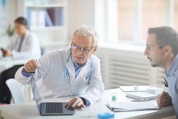 Médico hablando con el paciente sobre la enfermedad —  Fotos de Stock