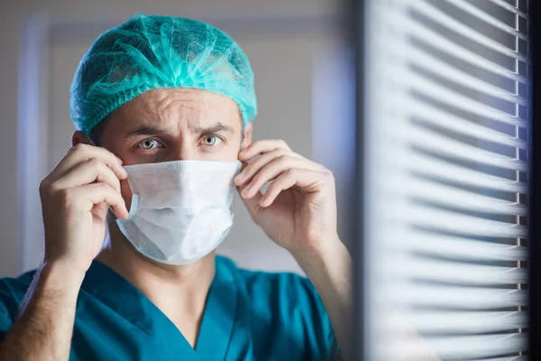 Chirurg mit Maske — Stockfoto
