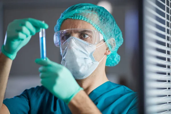 Wissenschaftler mit Reagenzglas — Stockfoto