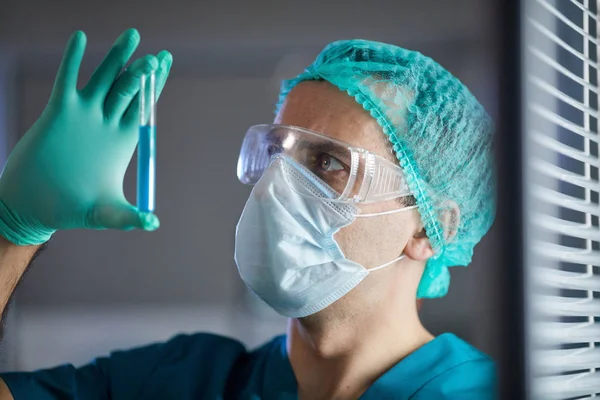 Científico examinando análisis — Foto de Stock