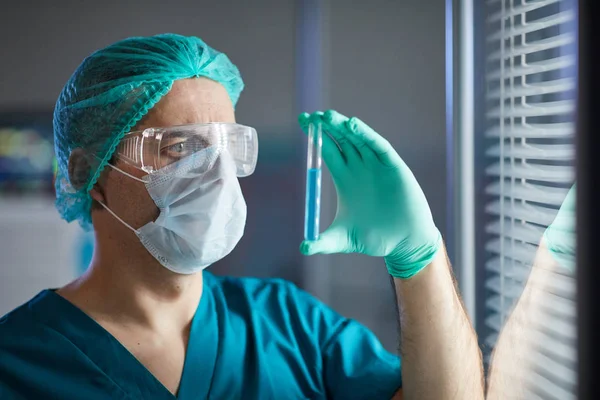 Médico com tubo de ensaio — Fotografia de Stock