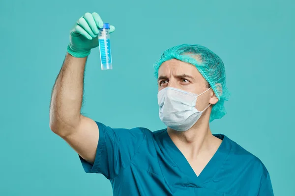 Cirurgião que trabalha com tubo de ensaio — Fotografia de Stock