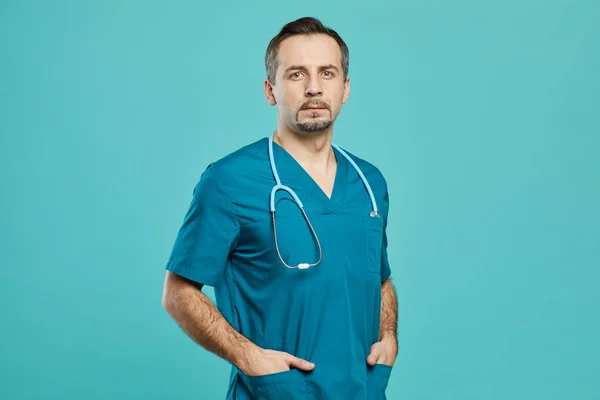 Portret van dokter in scrubs — Stockfoto