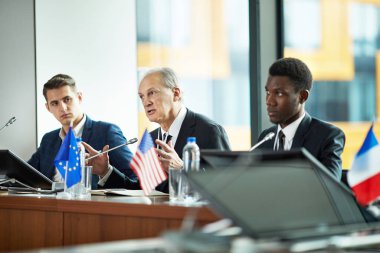 Konferansta siyasi tartışmalar