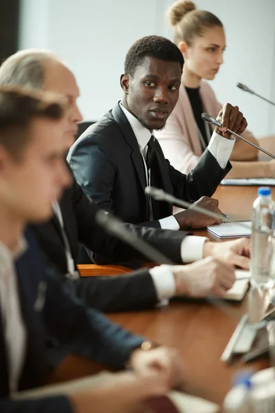 Un homme d'affaires africain à la conférence — Photo