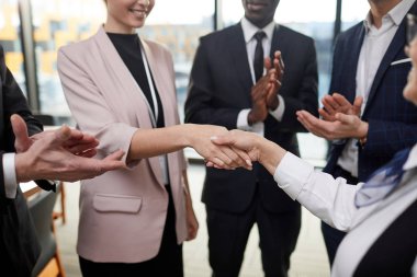 İş adamları kendi meslektaşı tebrik