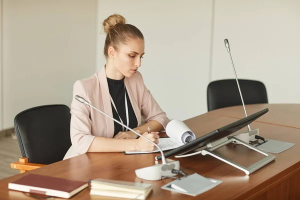 Líder sentada en mesa de conferencia — Foto de Stock