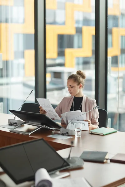 Bizneswoman wykonująca papierkową robotę — Zdjęcie stockowe