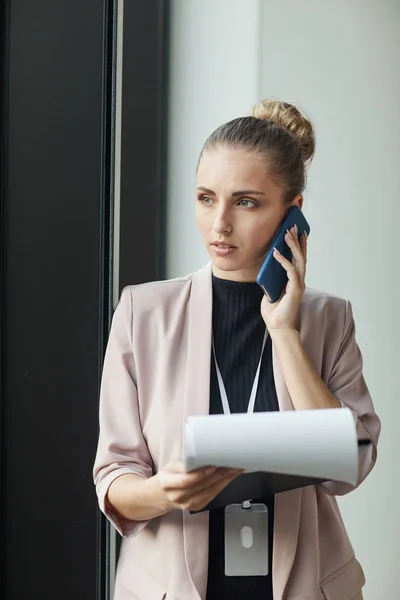 Donna d'affari impegnata al telefono — Foto Stock