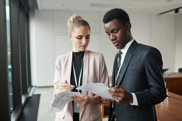 Zakelijke partners die documenten bespreken — Stockfoto