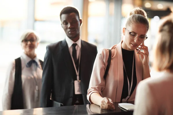 Vrouw die zich aanmeldt voor een conferentie — Stockfoto