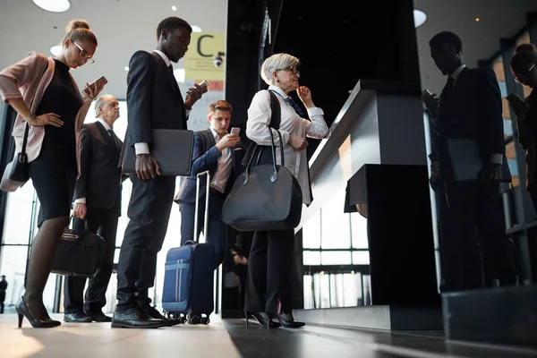 Pessoas que viajam de avião — Fotografia de Stock