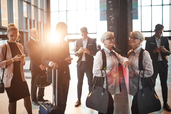 Pessoas esperando por sua fila no aeroporto — Fotografia de Stock