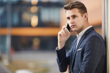 Telefondaki adam meşgul.