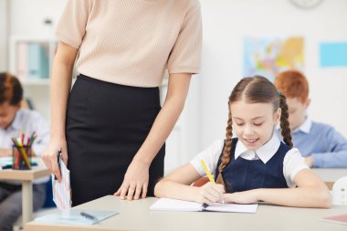 Resepsiyonda çalışan kız öğrenci.