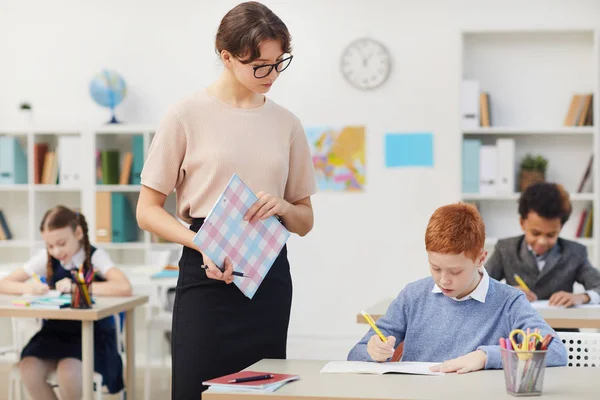 学校の先生と学校の子供たち — ストック写真