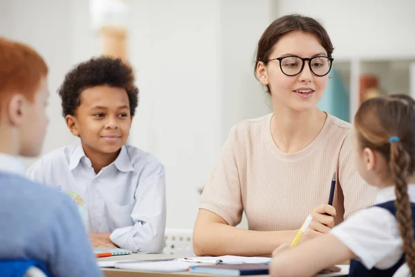 Travail d'équipe avec l'enseignant — Photo