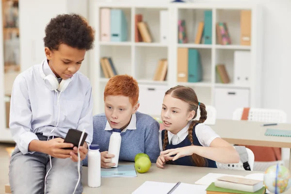 Enfants de l'école se reposant pendant la pause — Photo